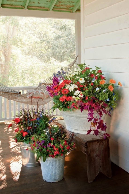 70 DIY κουτιά λουλουδιών για μπαλκόνια και παράθυρα vintage κουβάδες με λουλούδια