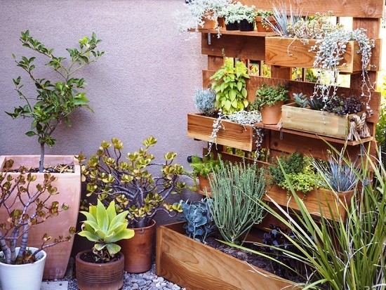 70 DIY κουτιά με λουλούδια για μπαλκόνια και κήπους με παράθυρα από παλέτες, πολύ πράσινο και φυσικό