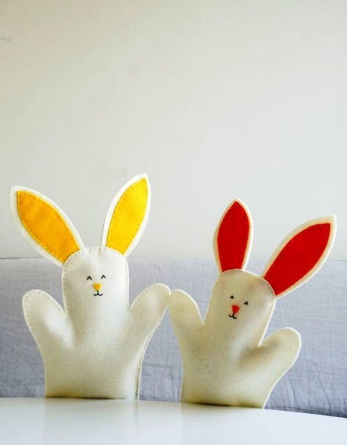 Nápady a projekty na velikonoční výzdobu ušíjí ručně loutky králíky z plsti