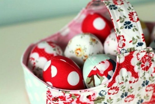 Nápady a projekty na velikonoční dekorace šijí patchworkové velikonoční košíky s látkovými vejci
