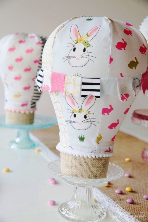 Nápady a projekty na šití velikonoční dekorace dekorace stolu teplovzdušný balón s retro králíkem s potiskem králíka