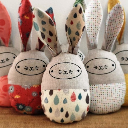 Nápady a projekty na velikonoční dekorace šijí kulaté polštáře ve tvaru vajíčka králíků