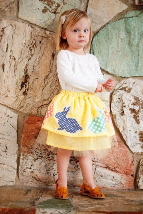 Nápady a projekty na velikonoční dekorace ušijí patchworkovou žlutou sukni s barevnými zajíčky