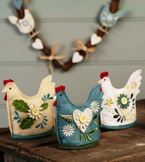 Nápady a projekty na velikonoční dekorace šijí ohřívače vajíček kuřátka z filcu s vintage dekoracemi