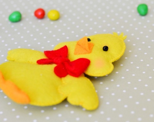 Nápady a projekty na velikonoční dekorace ušijí žluté kuřátko stuhou z plsti