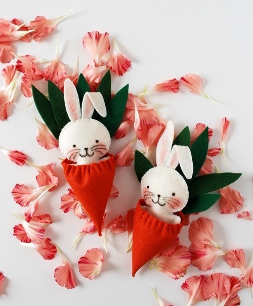 Nápady a projekty na velikonoční dekorace šijí malé králičí panenky do pytlíků s mrkví