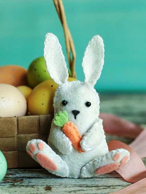 Šití nápadů a projektů na velikonoční dekorace malý bílý králík z plsti