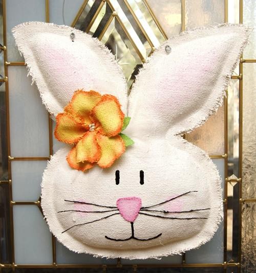 Nápady a projekty na šití velikonoční dekorace závěsného zajíčka s květinou z jutového vinobraní
