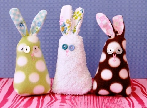 Nápady a projekty na velikonoční dekorace snadno ušijí upcyklaci králičích panenek z přikrývek