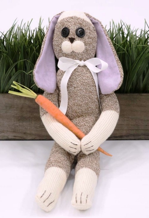 Nápady a projekty na velikonoční výzdobu šití králičí panenky šedě z ponožek