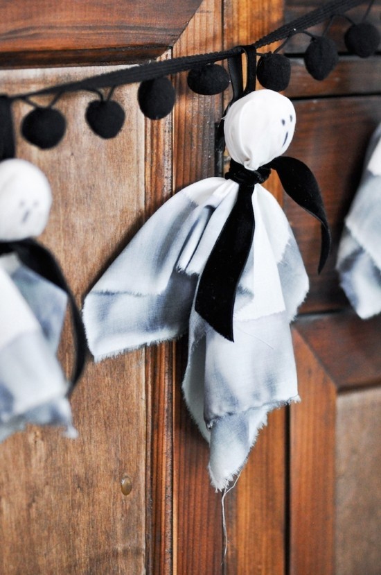 Ideer for å lage spøkelser krans laget av ombre kluter