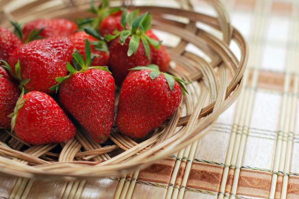 Jordbærkurv med jordbær