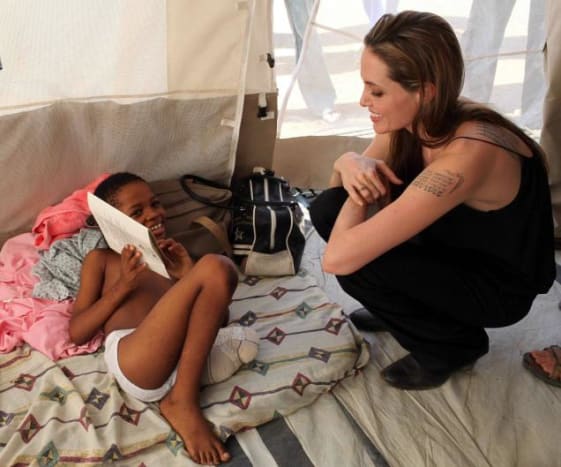 Angelina Jolie Pitt İnsancıl, dövmeli kocası Brad Pitt ile birlikte, gişe rekorları kıran filmleriyle olduğu kadar hayırsever çabalarıyla da tanınır. Jolie'nin dünya çapındaki mültecileri savunması onu 30'dan fazla ülkeye götürdü ve Birleşmiş Milletler Mülteciler Yüksek Komiserliği Özel Elçisi olmasına yol açtı. Bununla, oyuncu sorumludur