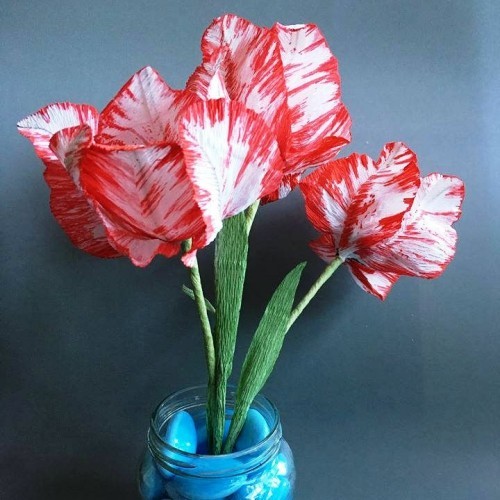 80 čerstvých jarních nápadů na vytváření realistických červených tulipánů z krepového papíru