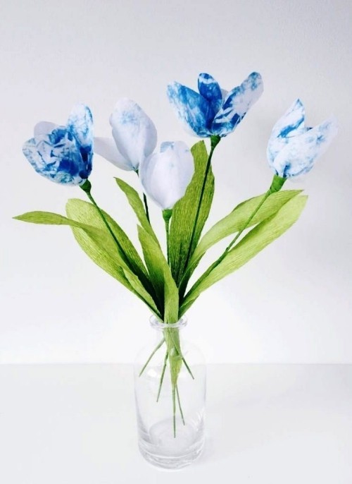 80 čerstvých jarních nápadů na výrobu tulipánů modrých a bílých realistických tulipánů z krepového papíru