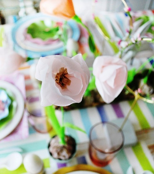 80 čerstvých jarních nápadů na drobení tulipánů s květinami z krepového papíru jako bílé dekorace na stůl
