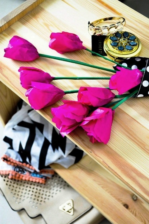 80 čerstvých jarních nápadů na výrobu tulipánů fialových tulipánů vyrobených z papírové kytice na dekoraci stolu