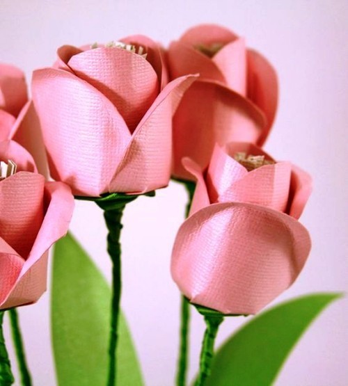 80 čerstvých jarních nápadů na pohrávání si tulipánů s rukodělnými papírovými květy růžovo-červené sladké