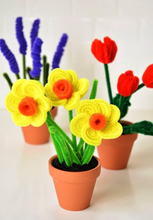 80 čerstvých jarních nápadů na drobení tulipánů s květinami z čističů potrubí v květináčích