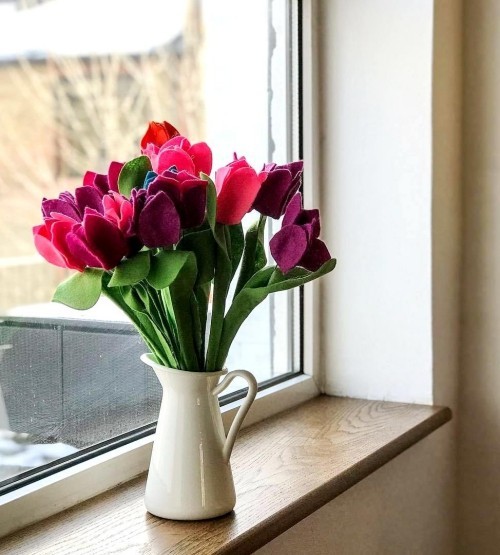 80 čerstvých jarních nápadů na vrtání tulipánů s barevnými plstěnými květy na okně