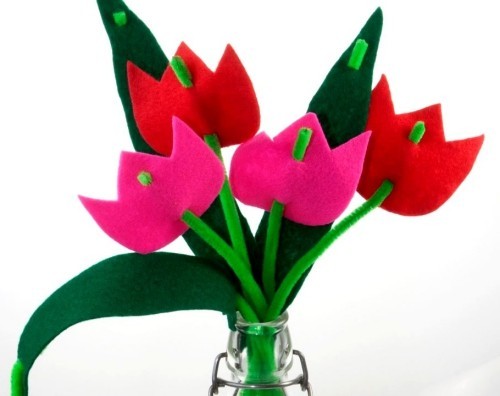 80 čerstvých jarních nápadů na výrobu růžových tulipánů z čističů plsti a dýmek