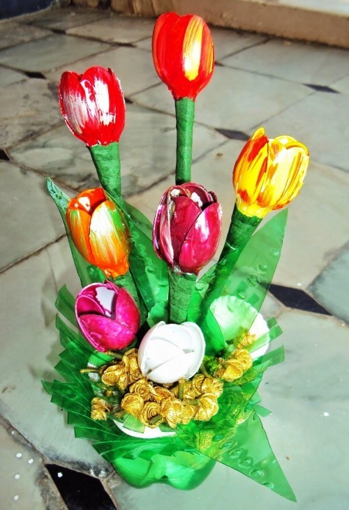 80 čerstvých jarních nápadů na šťourání tulipánů na recyklaci tulipánů kytice plastových lahví plastové lžíce