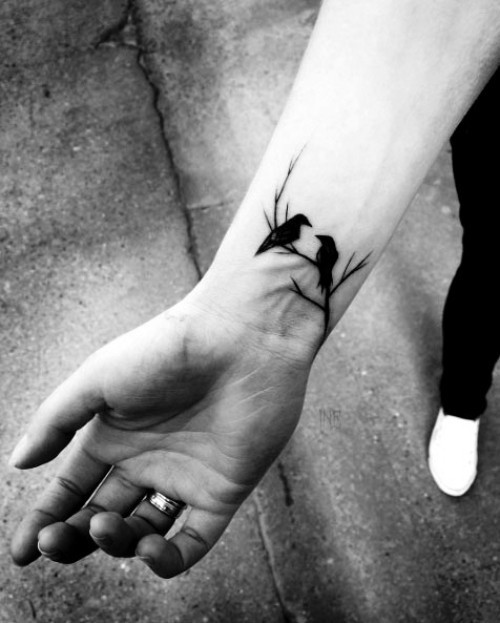 Håndleddet tatovering ideer gren og fugler