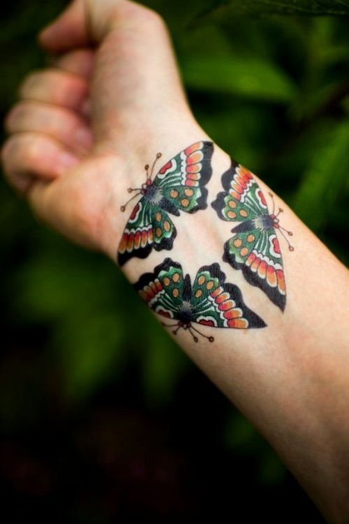 Håndleddet tatovering ideer tre sommerfugler