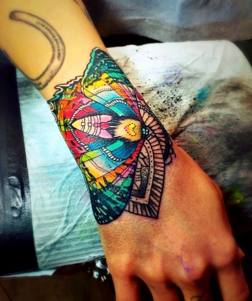 Håndleddet tatovering ideer stor fargerik møll