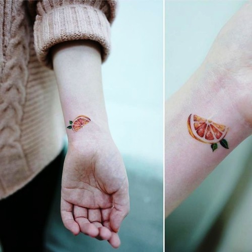 Håndleddet tatovering ideer små oransje kvartaler
