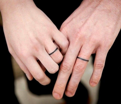 Håndleddetatoveringsideer ektepar med vielsesringtatoveringer