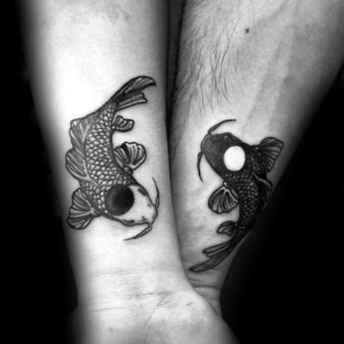 Håndleddet tatovering ideer for par yin og yang koi fisk