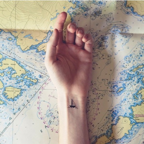 Håndleddet tatovering ideer liten båt