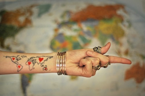 Håndleddet tatovering ideer verdenskart og hjerter