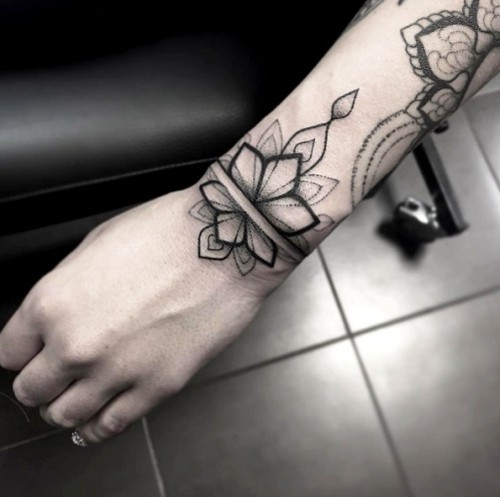 Håndleddet tatovering ideer abstrakt lotus