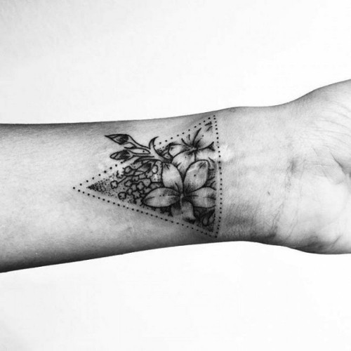 Håndleddet tatovering ideer trekant og blomster