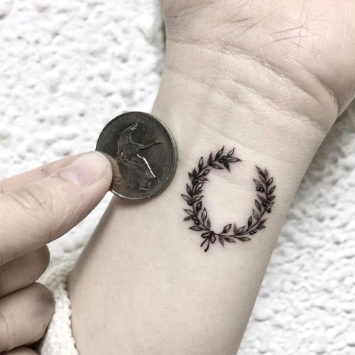 Håndleddet tatovering ideer oliven grener krans
