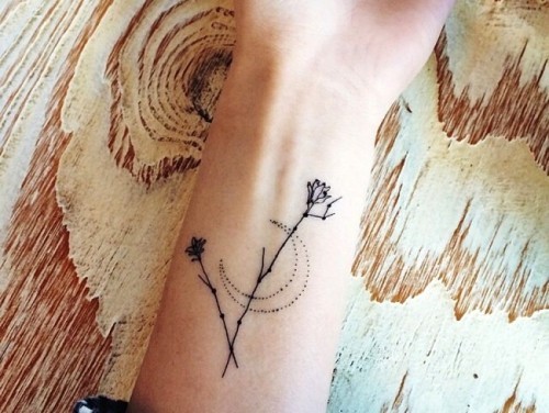 Håndleddet tatovering ideer roser og måne