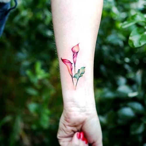 Håndleddet tatovering ideer rød fred liljer