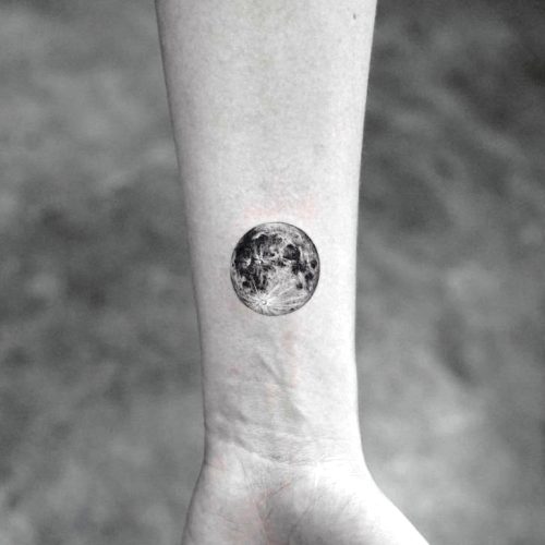 Håndleddet tatovering ideer realistisk måne