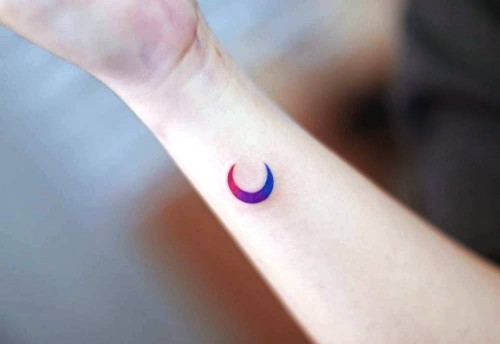 Håndleddet tatovering ideer liten fargerik måne