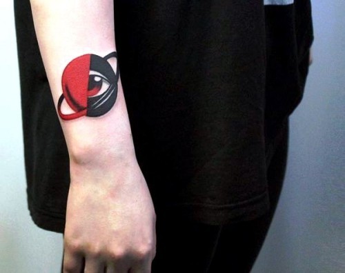 Håndleddet tatovering ideer saturn og skjult øye