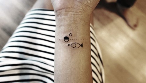 Håndleddet tatovering ideer abstrakt fisk
