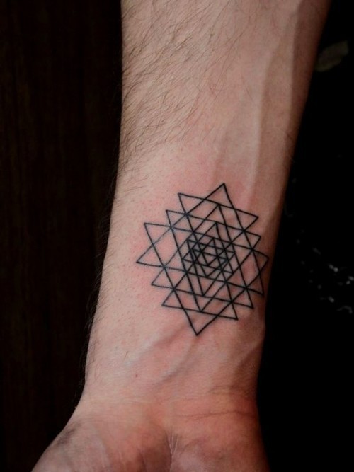 Håndleddet tatovering ideer sammenlåsende trekanter