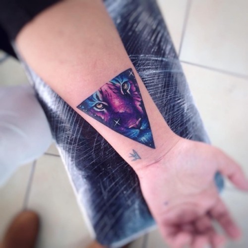 Håndleddet tatovering ideer lilla tiger i trekanter