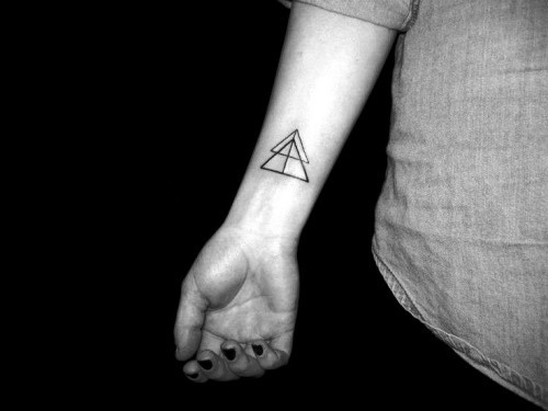 Håndleddet tatovering ideer to trekanter