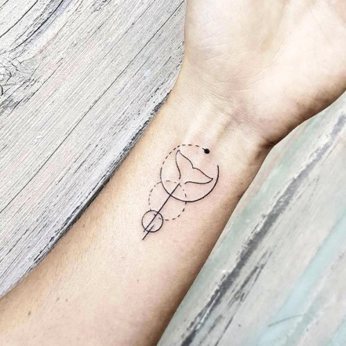Håndleddet tatovering ideer hvalhale i geometriske former