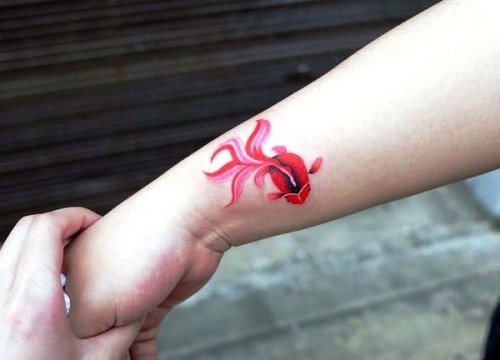 Håndleddet tatovering ideer koi fisk