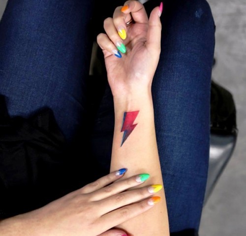 Håndleddet tatovering ideer rødt lyn