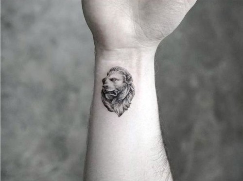 Håndleddet tatovering ideer løve laget av stein